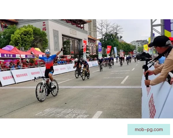 骑行时刻重现：自行车赛事激烈对决